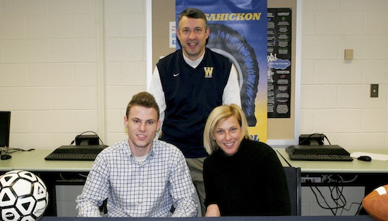 7-9-15_wiss_bsoccer_signing