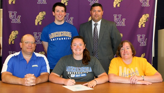 8-17-15_umoreland_softball_signing