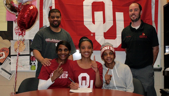 11-19-17_ud_signings_oklahoma_slide